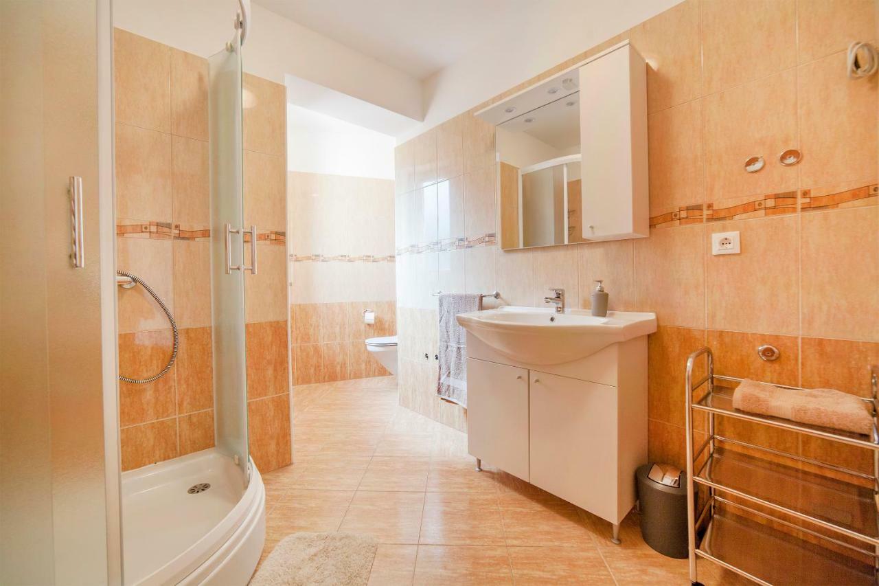 Apartmani Sandra Rovini Moscenice Exterior foto