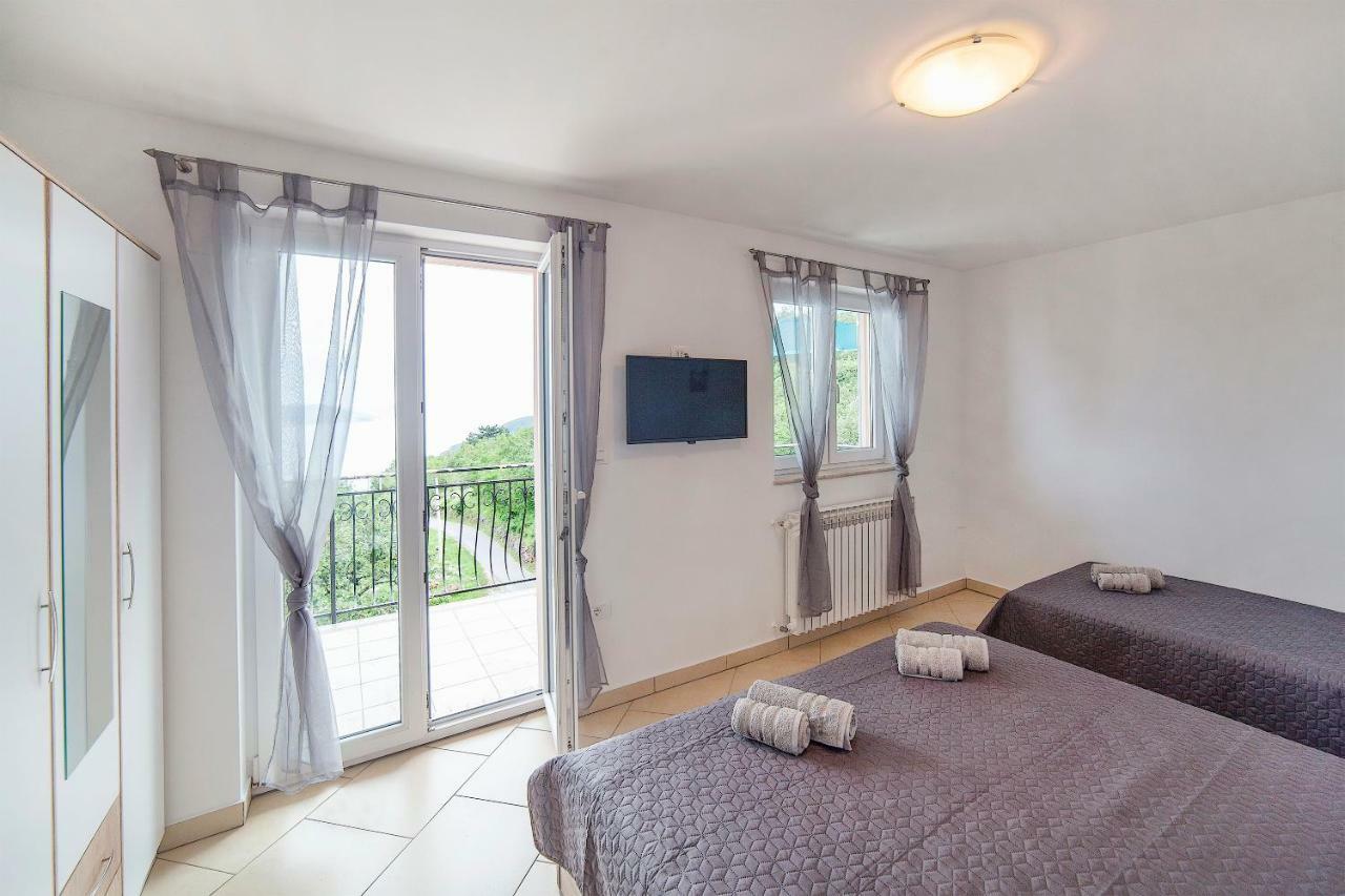 Apartmani Sandra Rovini Moscenice Exterior foto